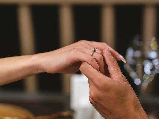 Cadeau de fiançailles : 10 idées pour célébrer le oui avant le oui