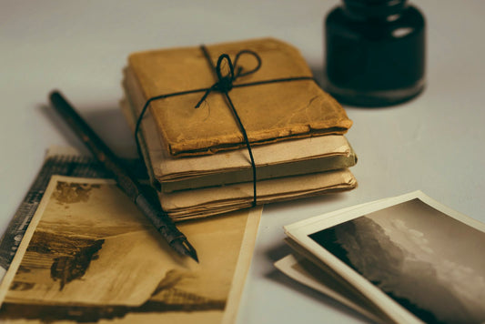 Cahier et stylo pour écrire un poème touchant pour la fête des mères
