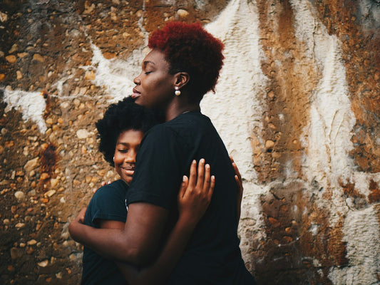 Mère et fille s'enlaçant tendrement le jour de la fête des mères 2026