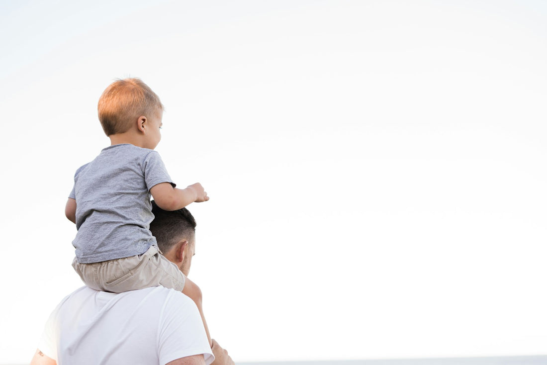 Père en chemise blanche portant son fils, surprise pour la fête des pères de dernière minute