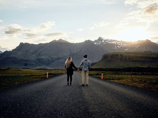 Couple main dans la main sur une route, souvenir d'un anniversaire de rencontre