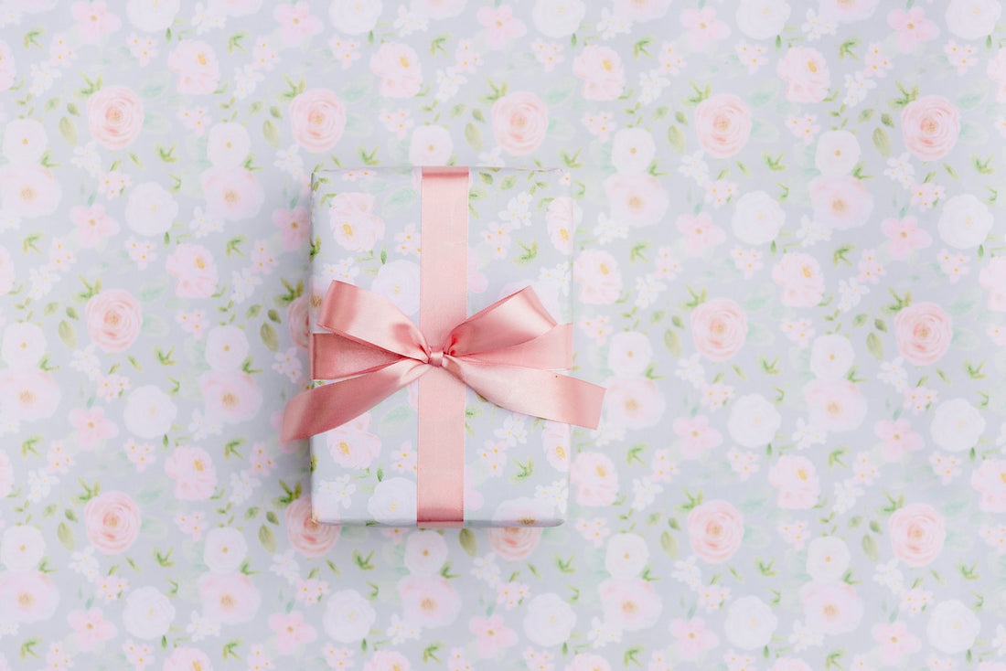 Cadeau fête des mères personnalisé emballé d'un ruban rose élégant