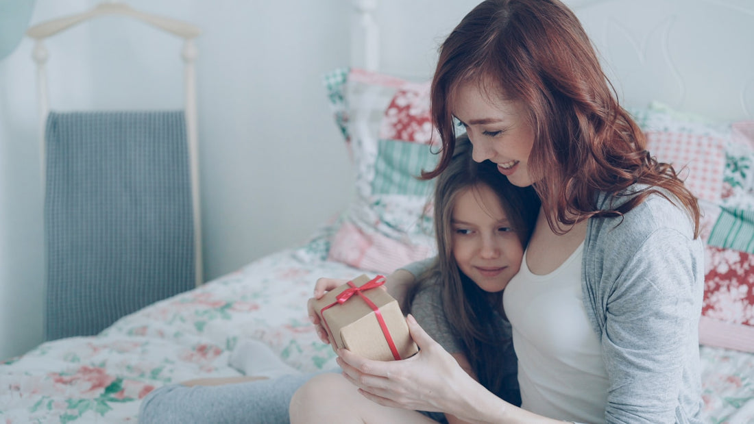 Cadeau fête des mères de dernière minute offert à une maman émue